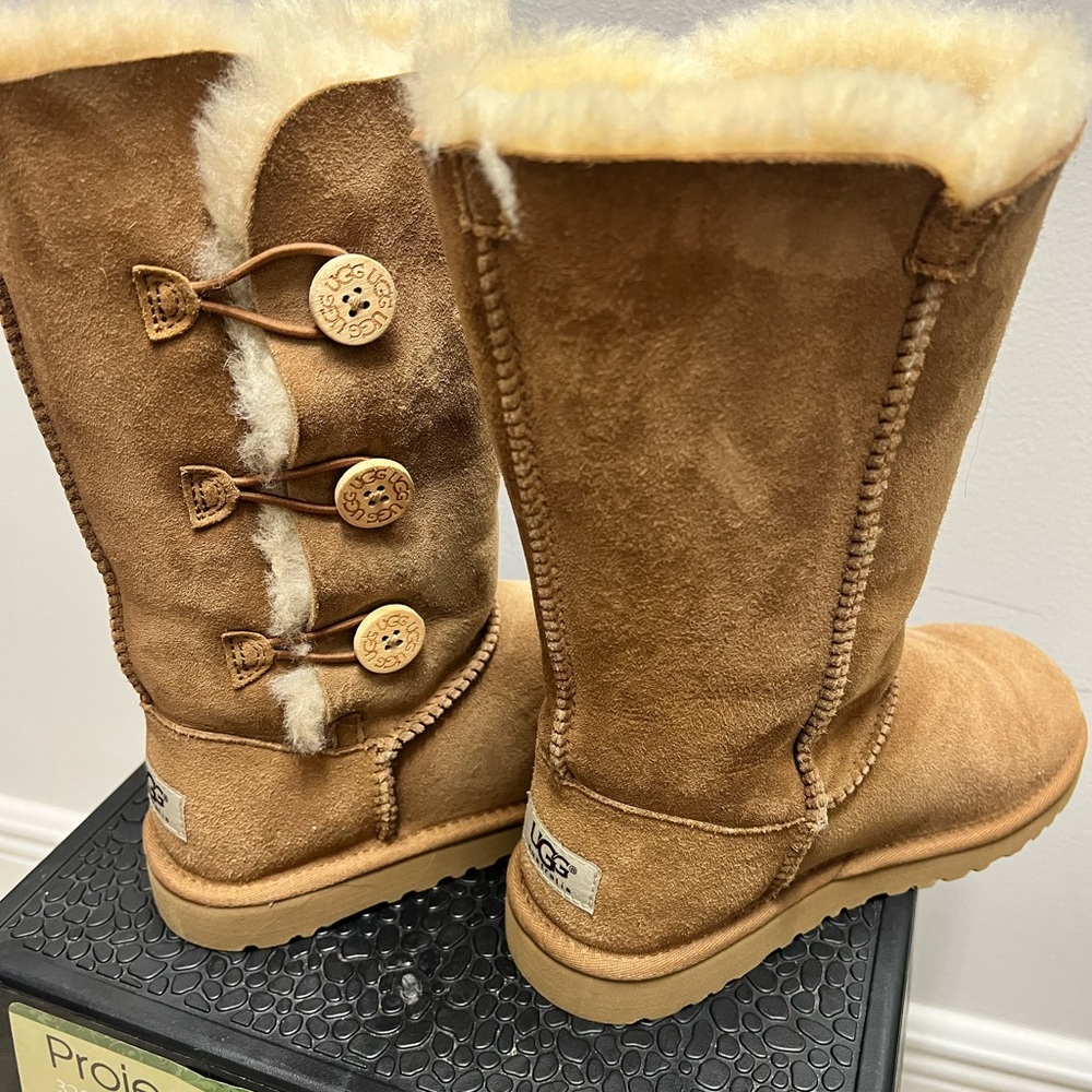 UGG Kids Bailey Button Triplet Tan Suede Boots with Shearling Lining size USA 4